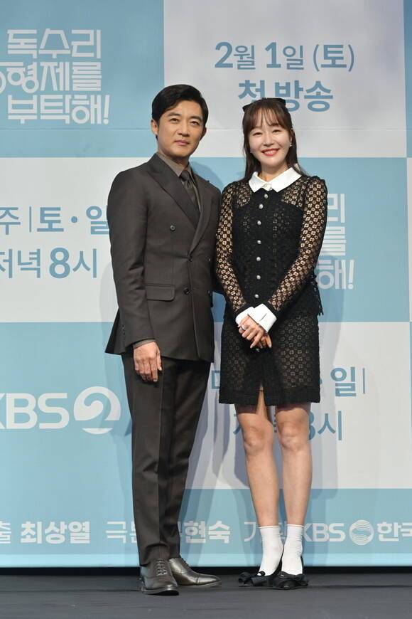 배우 안재욱(왼쪽)과 엄지원이 22일 오후 서울 구로구 라마다 서울 신도림 호텔에서 진행된 KBS2 새 토일드라마 '독수리 5형제를 부탁해!' 제작발표회에 참석해 포즈를 취하고 있다. /KBS