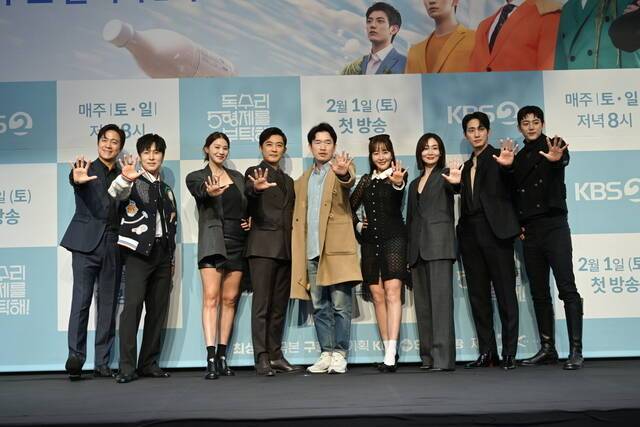배우 최대철 김동완 유인영 안재욱, 최상열 감독, 엄지원 박효주 윤박 이석기(왼쪽부터)가 22일 오후 서울 구로구 라마다 서울 신도림 호텔에서 진행된 KBS2 새 토일드라마 '독수리 5형제를 부탁해!' 제작발표회에 참석했다. /KBS