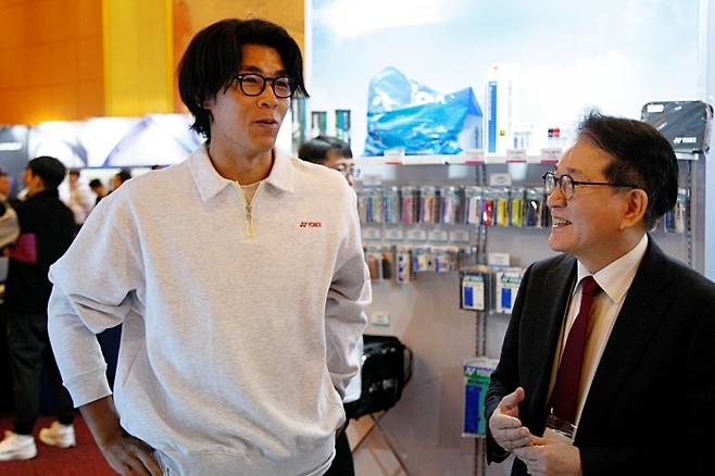 2025 요넥스 트레이드 쇼에서 김철웅 대표와 대화를 나누는 정현(왼쪽)