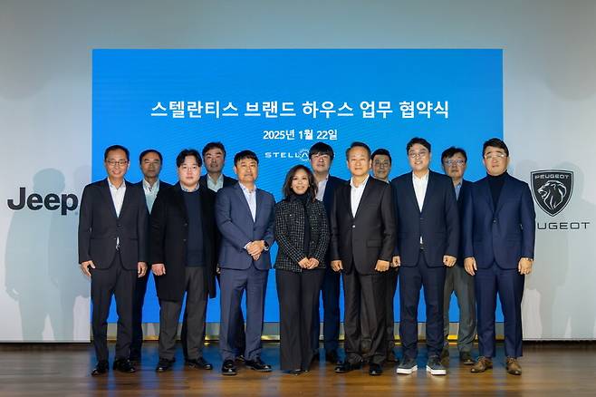 &nbsp;스텔란티스코리아가 22일 케이씨씨모빌리티(의정부, 안양, 서초), 비전오토모빌(수원, 대전, 천안, 세종), 렉스모터스(강남), 빅토리오토모티브(부산), 신창모터스(대구), 프리마모터스(일산), 경남오토모빌(창원) 등 7개 딜러사와 몬드리안 서울 이태원 호텔에서 '스텔란티스 브랜드 하우스' 업무 협약식을 진행했다.