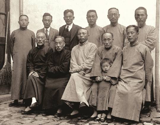 1935년 무렵의 임시정부 독립운동가 사진. 앞줄 왼쪽부터 송병조 이시영 김구 이동녕 조완구.