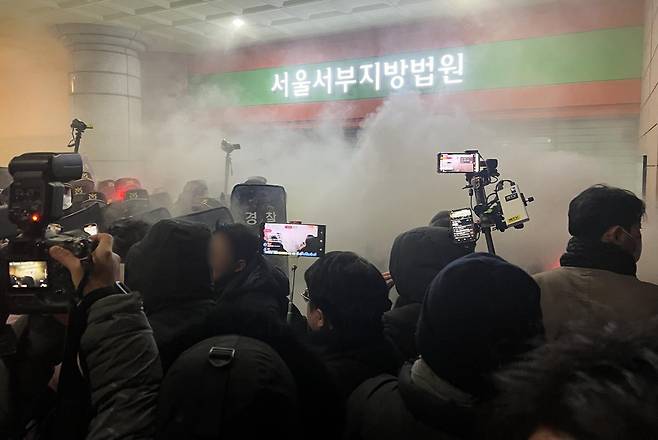 19일 새벽 윤석열 대통령에 대한 구속영장이 발부되자 서울 서부지법에 지지자들이 진입해 소화기를 뿌리며 난동을 부리고 있다. 2025.1.19. 뉴스1