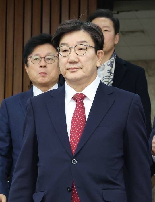 권성동(가운데) 국민의힘 원내대표가 지난 1월21일 국회 본청에서 열린 당 원내대책회의에 입장하고 있다.<연합뉴스 사진>