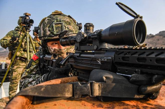 해병대 특수수색대대는 지난 20일부터 경북 포항 수성사격장에서 육군 701특공연대와 특수전학교, 공군 259특수임무대대 등이 참가한 가운데 대테러저격수 임무 수행 장병의 작전수행능력 향상 및 전술 교류를 위한 합동 대테러 저격사격훈련 중이라고 22일 밝혔다. 인공장애물을 활용한 가운데 해병대 특수수색대대 저격수가 K-14 조준경으로 표적을 조준하고 있다. 사진=해병대사령부 제공