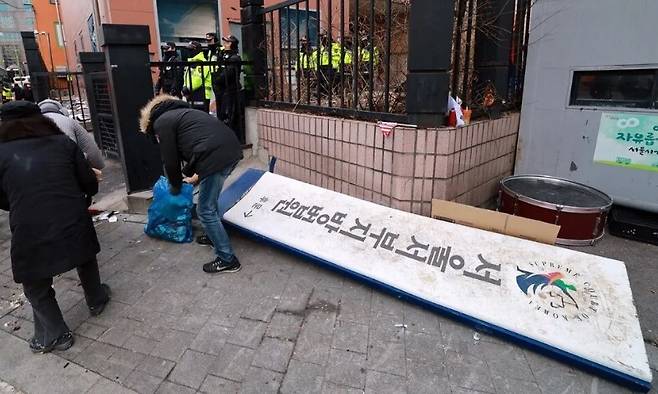 지난 19일 새벽 3시에 서울 마포구 서울서부지방법원에서 윤석열 대통령 구속영장을 발부한 뒤 이날 오전 윤 대통령 과격 지지자들에 의해 부서진 서부지법 모습. 정용일 선임기자 yongil@hani.co.kr