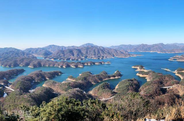 충주 악어봉 전망대 아래로 잠기지 않은 산줄기가 악어처럼 호수로 헤엄치는 듯 보인다.