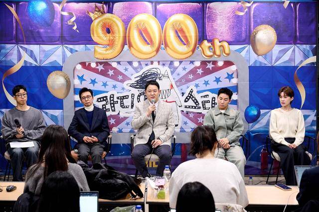 22일 서울 마포구에 위치한 MBC 사옥에서는 '라디오스타' 900회 기자간담회가 개최됐다. 행사에는 연출을 맡은 김명엽 PD와 김국진 김구라 유세윤 장도연이 참석해 소회를 밝혔다. MBC 제공