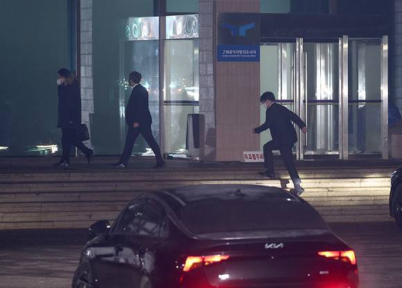 서울구치소에 구속 수감 중인 윤석열 대통령에 대한 강제 구인을 시도한 고위공직자범죄수사처 직원들이 20일 밤 구치소에서 철수한 뒤 경기 정부과천청사 공수처 청사로 복귀해 이동하고 있다. 2025.1.20 [사진=연합뉴스]