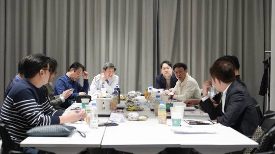 지난 17일 서울 마포구 상암동 중앙일보 사옥에서 열린 중앙일보 '2025 올해의 차' 1차 심사장에서 심사위원들이 차량 제조사의 설명을 유심히 듣고 있다. 사진 오토뷰