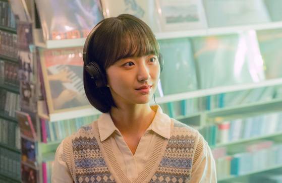 영화 '말할 수 없는 비밀'의 여주인공 정아(원진아)는 시간여행을 통해 만난 유준(도경수)에게 운명적인 끌림을 느낀다. 사진 하이브미디어코프