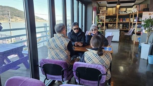 ▲ 반월카페를 찾은 관광객들의 모습 [전남 신안군]&nbsp;