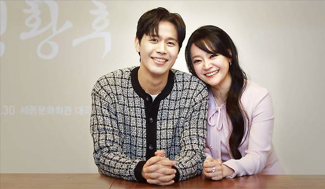 뮤지컬 ‘명성황후’에 동반 출연하는 김소현(오른쪽), 손준호 부부가 한국경제신문과 인터뷰하고 있다. 이들은 각각 명성황후와 고종 역할을 맡았다.   ⓒ문덕관