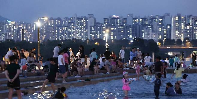 지난해 8월 늦은 저녁 서울 여의도한강공원에서 시민들이 더위를 식히고 있는 모습. 김범준 기자