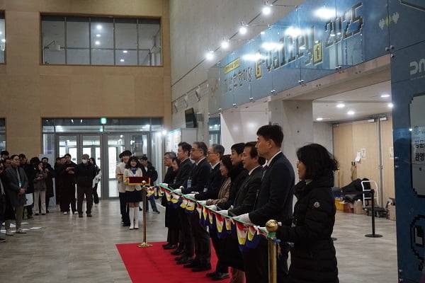 사진: 동양미래대학교는 지난 9일 제1회 G밸리지산학한마당을 개최하였다. (왼쪽부터 동양미래대학교 원대연 사무처장, 조은영 학생부처장, 조승현 기획혁신처장, 황규진 교무입학처장, 김교일 총장, 강월명 구로구 기획경제국장, 임일열 기업지원팀 주무관, (사)한국산업단지경영자연합회 이계우 회장, 한국산업단지공단 서울지역본부 박종배 본부장, 한국산업단지공단 서울지역본부 기업진흥팀 윤은식 팀장)