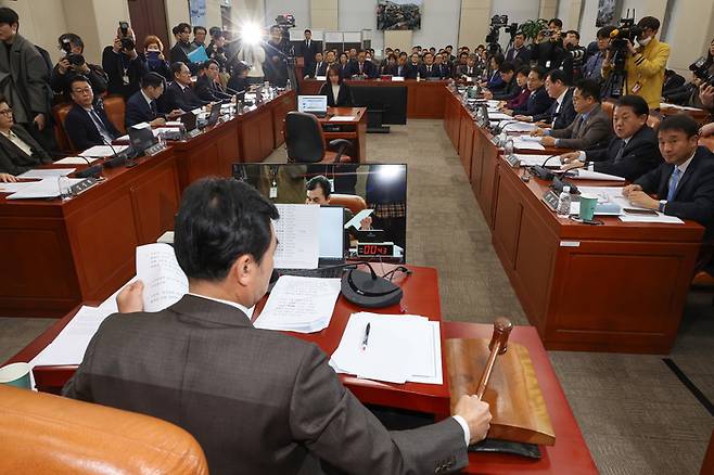 22일 국회에서 열린 ‘윤석열 정부의 비상계엄 선포를 통한 내란 혐의 진상규명 국정조사 특별위원회’ 1차 청문회에서 안규백 위원장이 윤석열 대통령 동행명령장 발부건을 상정하고 있다. 연합뉴스