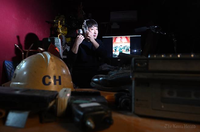 Foley artist Lee Chung-gyu poses for a photo before his interview with The Korea Herald on Jan. 13.  (Lee Sang-sub/The Korea Herald)