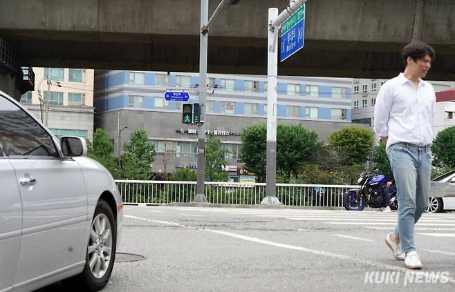서울 시내 한 횡단보도에서 차량이 보행자의 횡단을 기다리고 있다. 박효상 기자