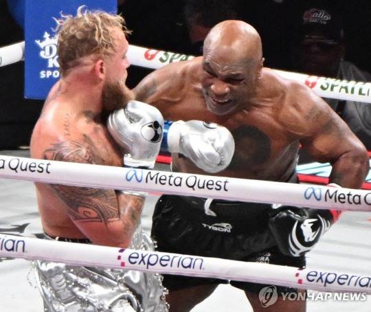 지난 해 복귀전을 가진 '철인' 마이크 타이슨이 훅을 넣고 있는 모습.[연합뉴스 자료사진]