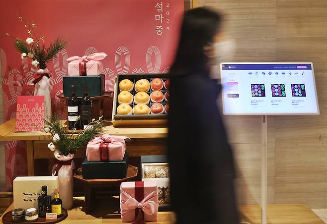 백화점들이 일제히 설 선물세트 본 판매에 돌입한 지난 7일 서울 시내 한 백화점에 상품들이 진열되어 있다.[사진제공=연합뉴스]