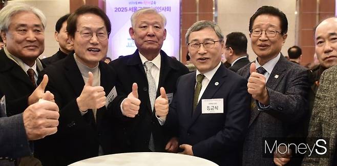 ▲ 정근식 서울시 교육감, 조희연 전 교육감 등 교육관련 인사들과 기념촬영