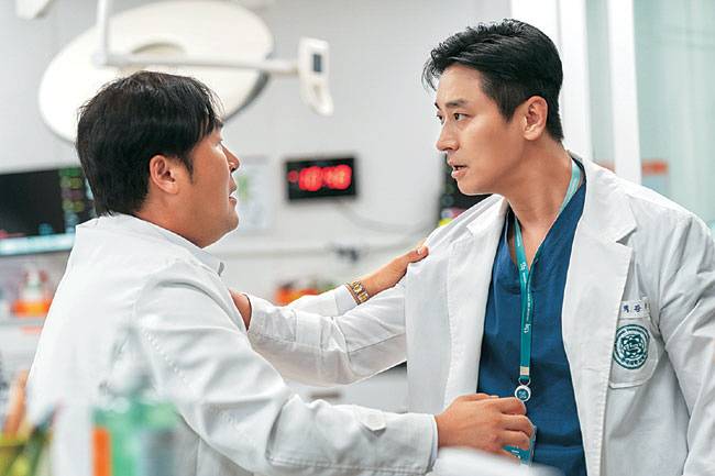 넷플릭스 ‘중증외상센터’의 주인공인 천재 외과의사 백강혁(오른쪽)은 적자를 우려하는 경영진의 반대 속에서도 꿋꿋하게 중증외상센터를 꾸려나간다.