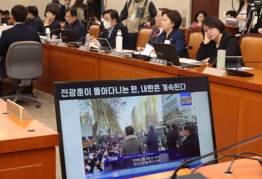 20일 서울 여의도 국회에서 열린 제421회 국회(임시회) 행정안전위원회 제1차 전체회의, 서부지법 불법 폭력점거 시위사태 관련 긴급 현안 질의에서 박정현 더불어민주당 의원의 질의 시간 동안 모니터에 관련 사진 등 자료가 송출되고 있다. 뉴시스