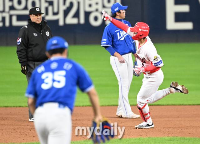 23일 오후 광주광역시 임동 광주기아챔피언스필드에서 진행된 '2024 프로야구 KBO리그 포스트시즌' 한국시리즈 2차전 KIA타이거즈와 삼성라이온즈와의 경기. 기아 김도영이 2회말 2사에서 솔로홈런을 터뜨린뒤 환호하고 있다./광주=송일섭 기자 andlyu@mydaily.co.kr