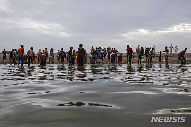 [  AP/뉴시스] 예멘의 라스 알-아라 해안에서 2019년 10월11일 난민선에서 내려 걸어서 상륙하는 에티오피아 이주민들. (유엔 자료사진) . 유엔의 국제이주기구(IOM)는 예멘 해역이 불법 이민의 사망률이 높은 가장 위험한 곳이라며 근본적 해결책을 요구했다. 2025. 01. 22.