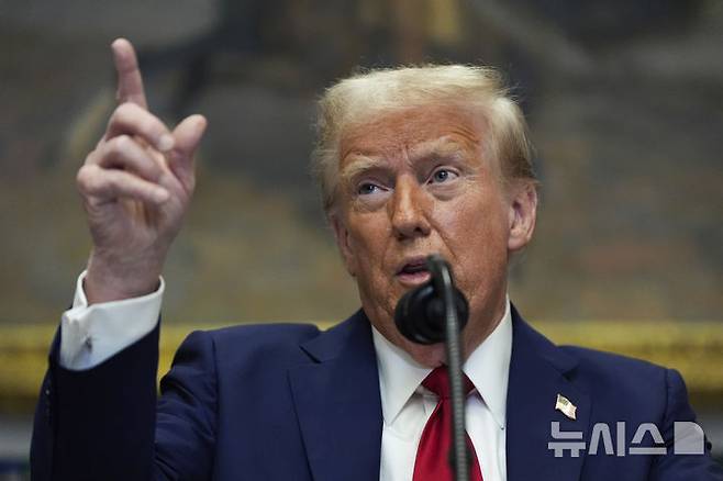 [워싱턴=AP/뉴시스] 도널드 트럼프 미국 대통령이 21일(현지 시간) 워싱턴DC 백악관에서 기자회견 하고 있다. 2025.01.22.