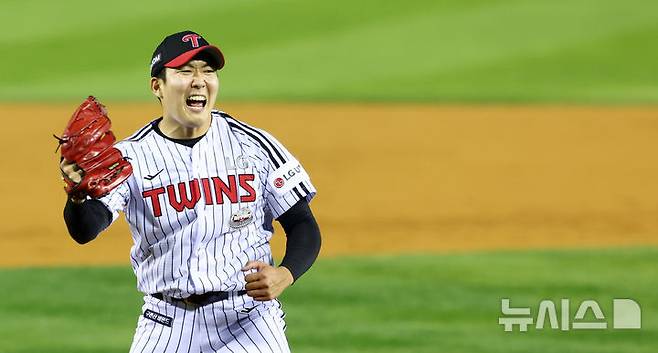 [서울=뉴시스] 전신 기자 = 11일 서울 송파구 잠실야구장에서 열린 2024 KBO 포스트시즌 준플레이오프 5차전 kt 위즈와 LG 트윈스의 경기에서 7회초 2사 1, 3루 LG 손주영이 kt 오윤석을 삼진 아웃 시킨 뒤 기뻐하고 있다. 2024.10.11. photo1006@newsis.com