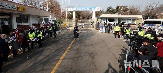 [의왕=뉴시스] 추상철 기자 = 22일 오후 경기 의왕시 서울구치소에서 윤석열 대통령 지지자들이 시위를 하고 있다. 이날 오전 고위공직자범죄수사처(공수처)가 서울구치소를 찾아 윤석열 대통령에 대한 방문조사 또는 강제구인을 시도하고 있다고 알려졌다. 2025.01.22. scchoo@newsis.com