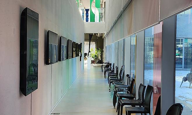 집 같은 미술관을 설계하기 위한 건축가의 고심이 느껴지는 코리도.