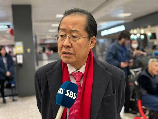 도널드 트럼프 미국 대통령 취임식 참석차 미국을 찾은 홍준표 대구시장이 19일(현지 시간) 워싱턴DC 인근 덜레스국제공항에서 특파원단 질문에 답변하고 있다. 워싱턴=뉴시스