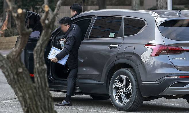 22일 경기 과천시 정부과천청사 공수처에 도착한 차량에서 관계자들이 내리고 있다. 뉴시스