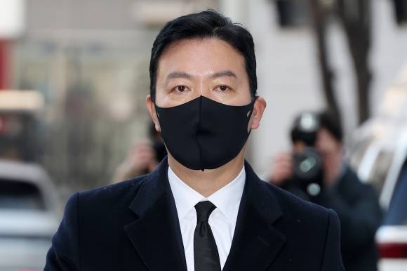 ‘영장 집행 저지’ 김성훈 대통령경호처 차장 - 김성훈 대통령경호처 차장이 지난 17일 경찰청 국가수사본부 특별수사단(특수단)에 출석하고 있다. 김 차장은 지난 3일 고위공직자범죄수사처와 경찰의 윤석열 대통령 체포영장 집행 시도를 저지한 혐의를 받고 있다. 연합뉴스