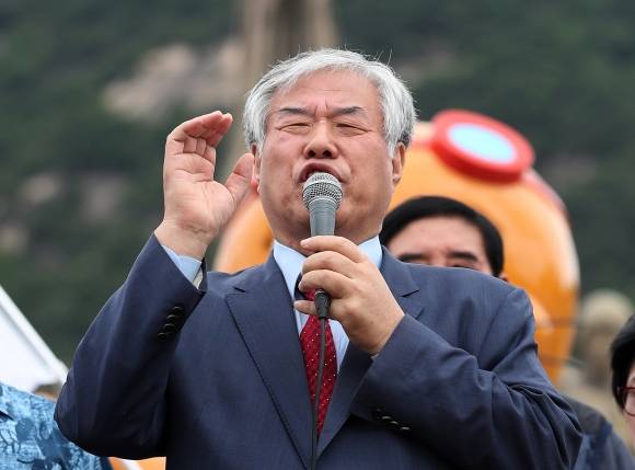 한기총 전광훈 목사, “文대통령 하야하라” - 한국기독교총연합회 대표회장인 전광훈 목사가 27일 서울 종로구 청와대 분수대 앞에서 열린 ‘문재인 대통령 하야 촉구 1000만 서명 발대식’에서 발언하고 있다. 2019.6.27/뉴스1