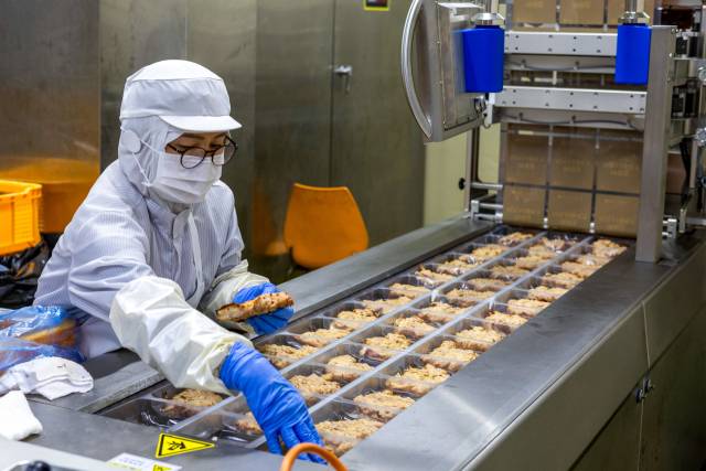 경기 안산시 아워홈 센트럴키친에서 근무자가 반조리 치킨 스테이크를 생산하고 있다. 사진제공=아워홈