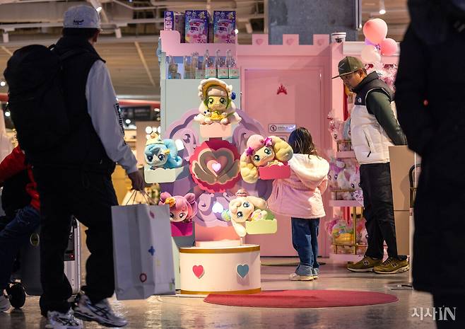 2024년 12월2일 서울의 한 장난감 매장에 <캐치! 티니핑> 인형들이 전시되어 있다. ⓒ시사IN 포토