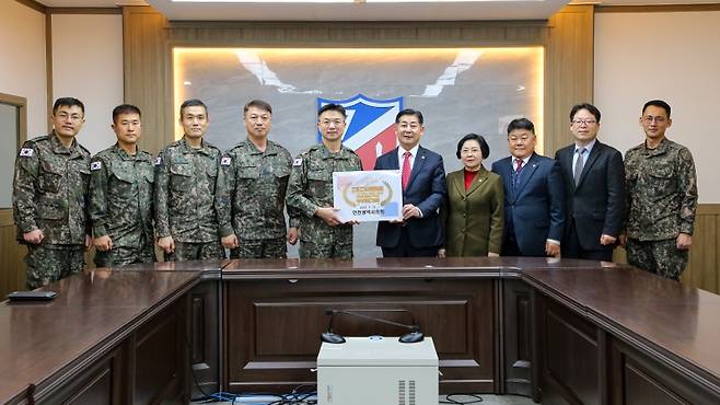 인천시의회 의원들이 21일 육군 번개부대를 방문해 기념촬영을 하고 있다. ⓒ인천시의회