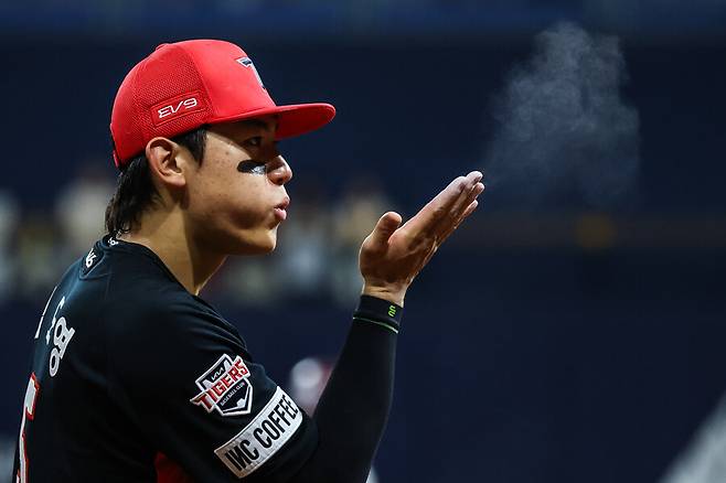 ▲ 2024년 KBO리그 최고의 선수였던 김도영은 종전 1억 원에서 무려 4억 원이 뛰어 오른 5억 원에 2025년도 연봉 재계약을 마쳤다. ⓒKIA타이거즈