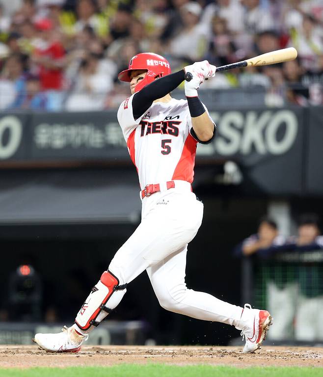 ▲ 만약 김도영이 2024년 수준의 성적을 내고, 팀도 다시 우승을 차지한다면 이정후의 6년 차 최고 연봉 7억5000만 원도 넘어설 가능성이 높다는 게 업계의 관측이다. ⓒKIA타이거즈