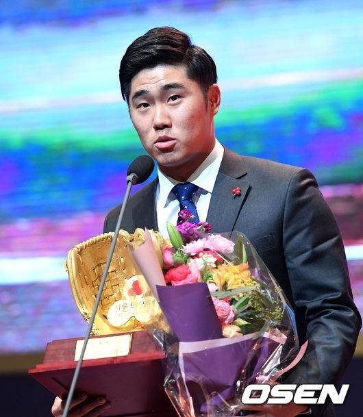 신본기가 선수 시절인 2017년 사랑의 골든글러브 수상 후 소감을 밝히고 있다.