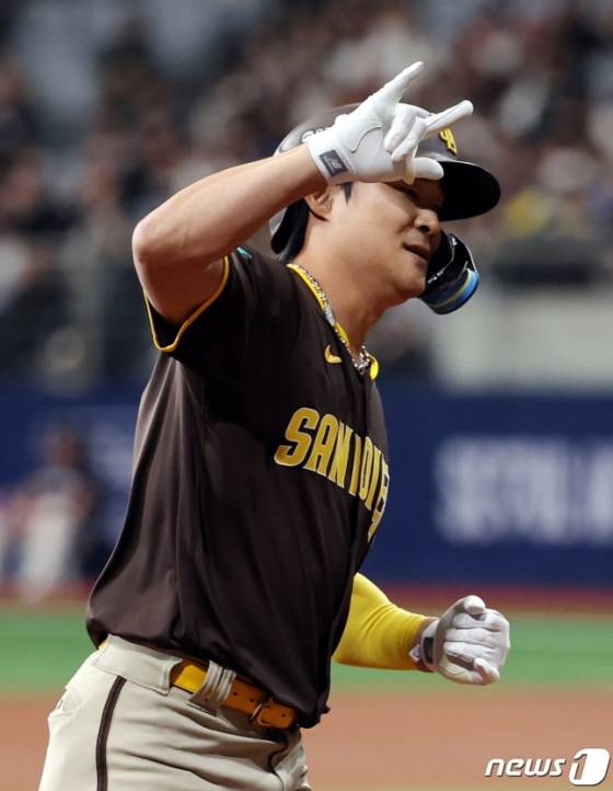 김하성(가운데)이 지난해 3월 18일 서울 고척스카이돔에서 열린 2024 메이저리그 서울 시리즈 스페셜 게임 LG 트윈스전에서 2초 좌월 투런포를 날린 후 세리머니를 하고 있다. /사진=뉴시스