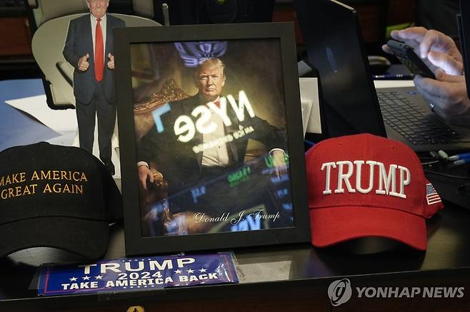 미 뉴욕증권거래소 안에 전시된 도널드 트럼프 대통령 사진 등 기념품 [AP=연합뉴스. 재판매 및 DB 금지]