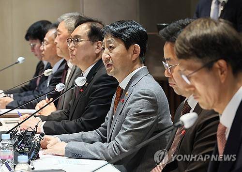 발언하는 안덕근 산업통상자원부 장관     (서울=연합뉴스) 이정훈 기자 = 안덕근 산업통상자원부 장관이 21일 서울 강남구 트레이드타워에서 열린 미 신정부 출범 민관합동 대책회의에서 발언하고 있다. 2025.1.21
    uwg806@yna.co.kr
(끝)