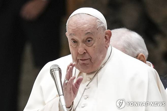 프란치스코 교황 (바티칸 AP=연합뉴스) 프란치스코 교황이 22일(현지시간) 바티칸 바오로 6세 홀에서 수요 일반알현을 주례하고 있다. 2025.01.22 photo@yna.co.kr