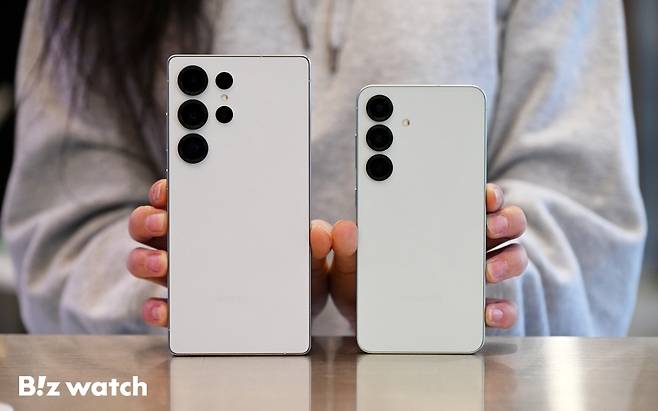 삼성전자가 더 강력해진 AI 기능을 담은 갤럭시 S25 시리즈를 공개했다. 사진은 서울 홍대 KT매장에 직원이 갤럭시 S25 시리즈를 들고 있는 모습./사진=이명근 기자 qwe123@