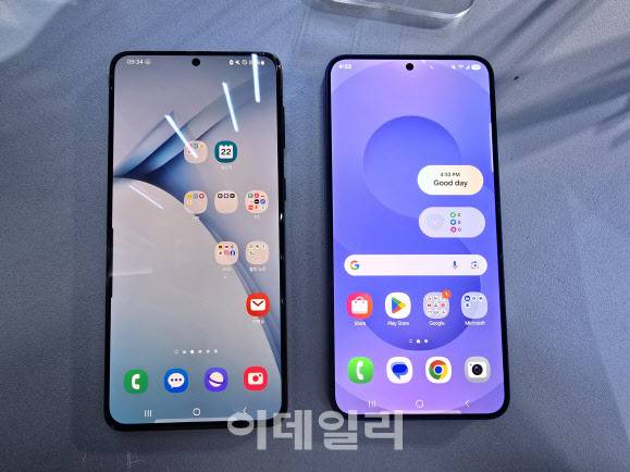 22일(현지시간) 오전 3시 미국 캘리포니아주 샌프란시스코 새너제이 SAP센터에서 ‘갤럭시 언팩 2025’ 행사가 열렸다. 갤럭시S25는 둥근 모서리 디자인을 채택하고 베젤이 얇아진 것이 특징이다. (좌측)기자가 보유한 갤럭시S21과 갤럭시S25(일반)는 크기와 디자인적으로 유사한 모습을 보인다.(사진=윤정훈 기자)