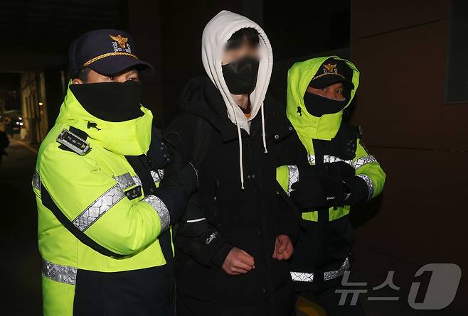 내란 우두머리 혐의로 체포된 윤석열 대통령의 영장실질심사가 열린 18일 오후 서울 마포구 서울서부지방법원에서 윤 대통령의 석방을 촉구하며 법원 담장을 넘어 들어온 한 청년이 경찰에 붙잡혀 있다.(공동취재) 2025.1.18/뉴스1 ⓒ News1 민경석 기자