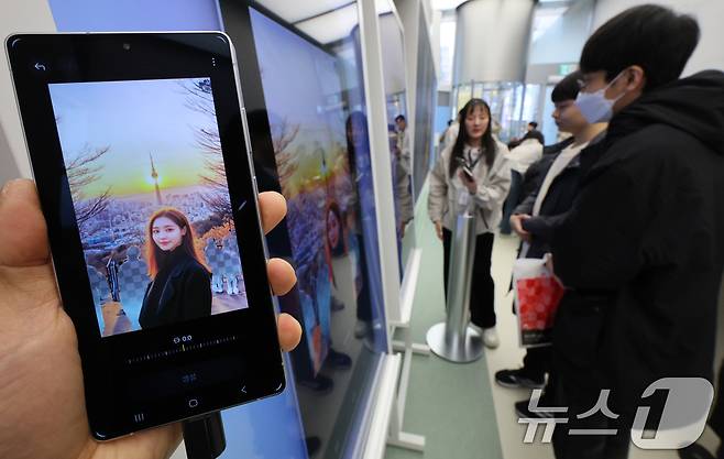 23일 서울 서초구 삼성스토어 삼성강남에서 고객들이 삼성전자의 최신 스마트폰 갤럭시 S25 시리즈를 살펴보고 있다. 삼성전자는 인공지능(AI) 기능을 대폭 강화한 갤럭시 S25 시리즈 사전 판매를 오는 24일부터 2월 3일까지 진행한다. 갤럭시 S25는 115만 5000원부터, S25+와 S25 울트라는 각각 135만 3000원과 169만 8400원부터 판매된다. 2025.1.23/뉴스1 ⓒ News1 신웅수 기자